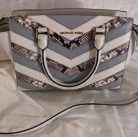 Michael Kors Handbags - Michael Kors Leather handbag